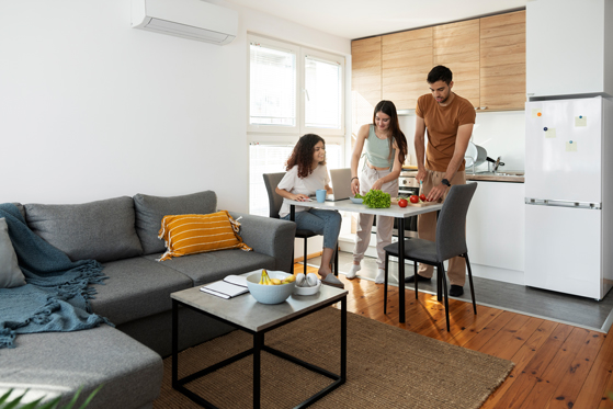 Junge Menschen in einer modernen Wohnung – Symbolbild für Haushaltsauflösung und Wohnungsräumung