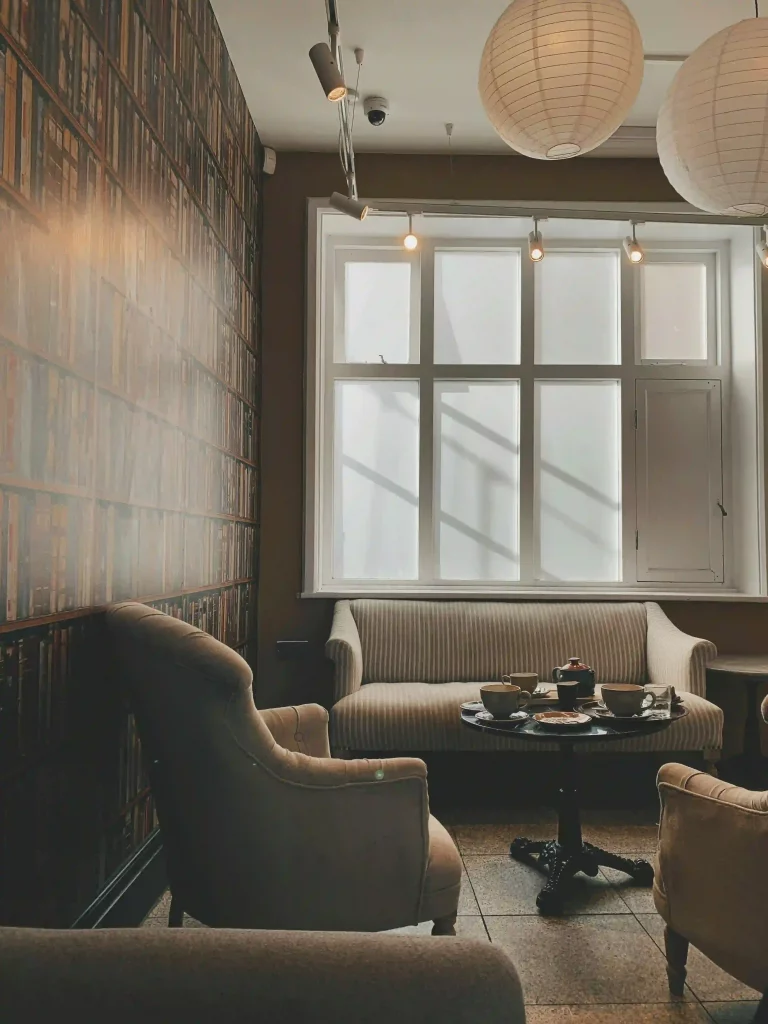Gemütlicher Hotelaufenthaltsraum mit Sofa, Sesseln und Kaffeetisch – Symbolfoto für Hotelauflösung in Hamburg