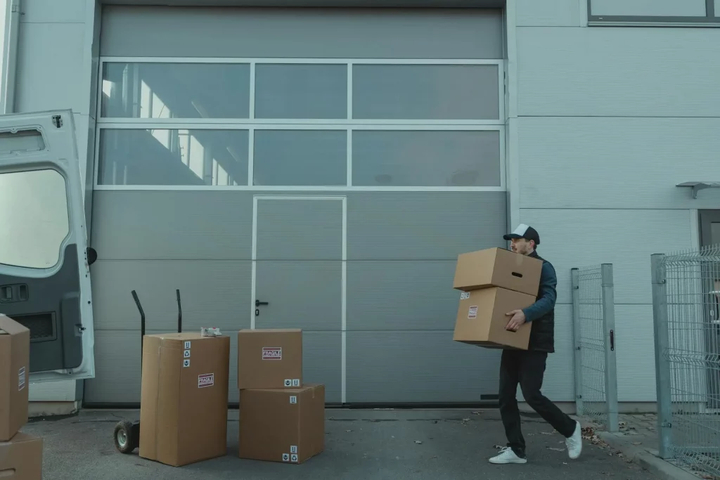 Mitarbeiter transportiert Kartons bei einer Firmenauflösung und Entrümpelung in Hamburg