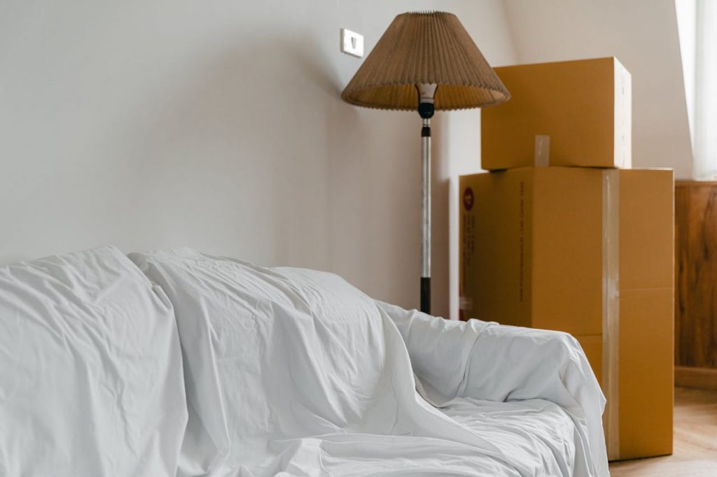 Wohnung mit Umzugskartons als Symbol für kurzfristige Haushaltsauflösung in Hamburg
