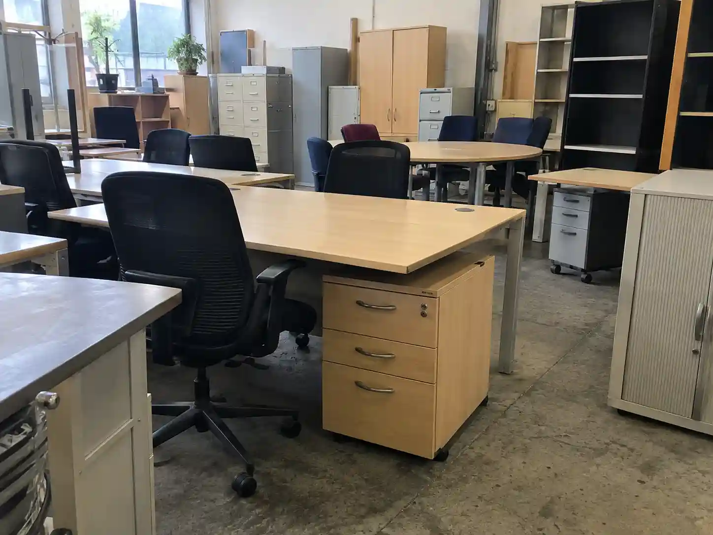 Gebrauchte Schreibtische, Bürostühle und Aktenschränke zum Kauf in Hamburg und Reinbek