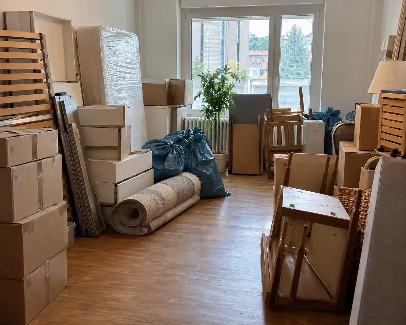 Sortierter Hausrat und Möbel für den Abtransport bei einer Wohnungsentrümpelung